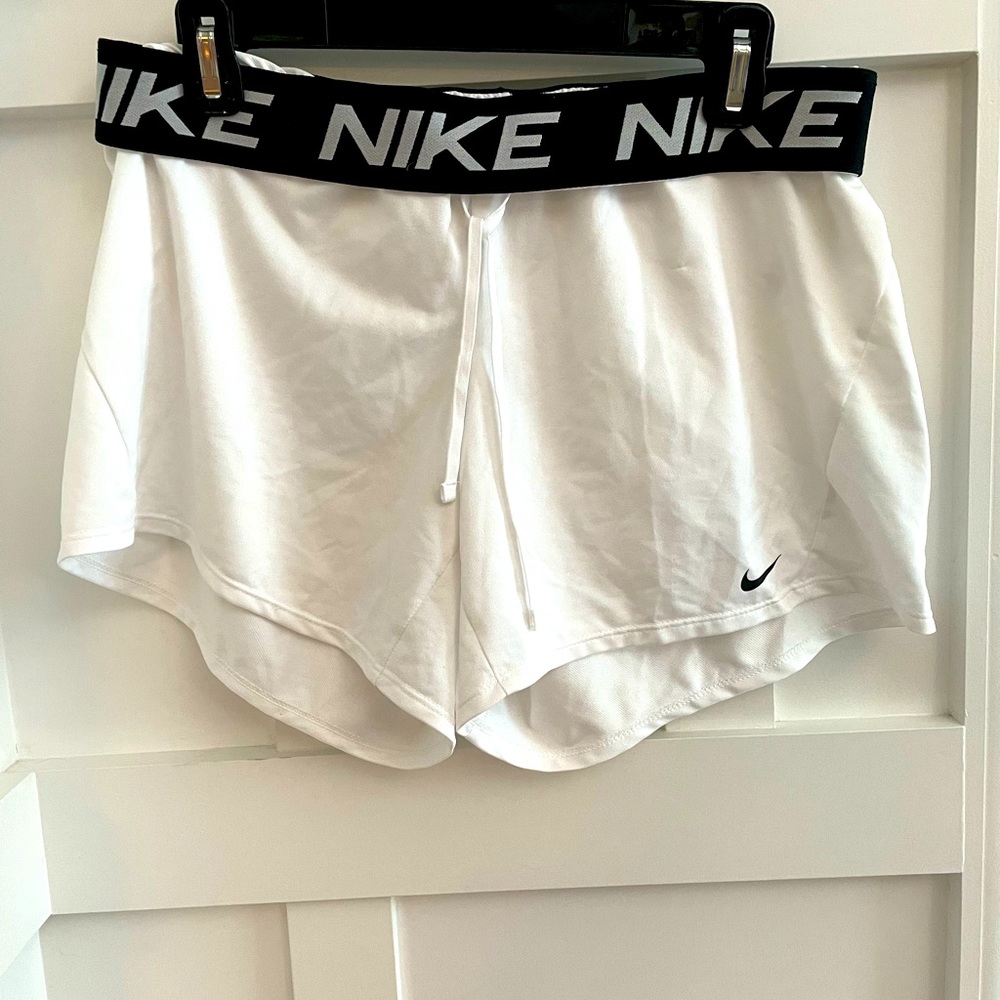 Nike Dri-Fit Athletic Shorts Size M. Drawstring waist with black Nike logo